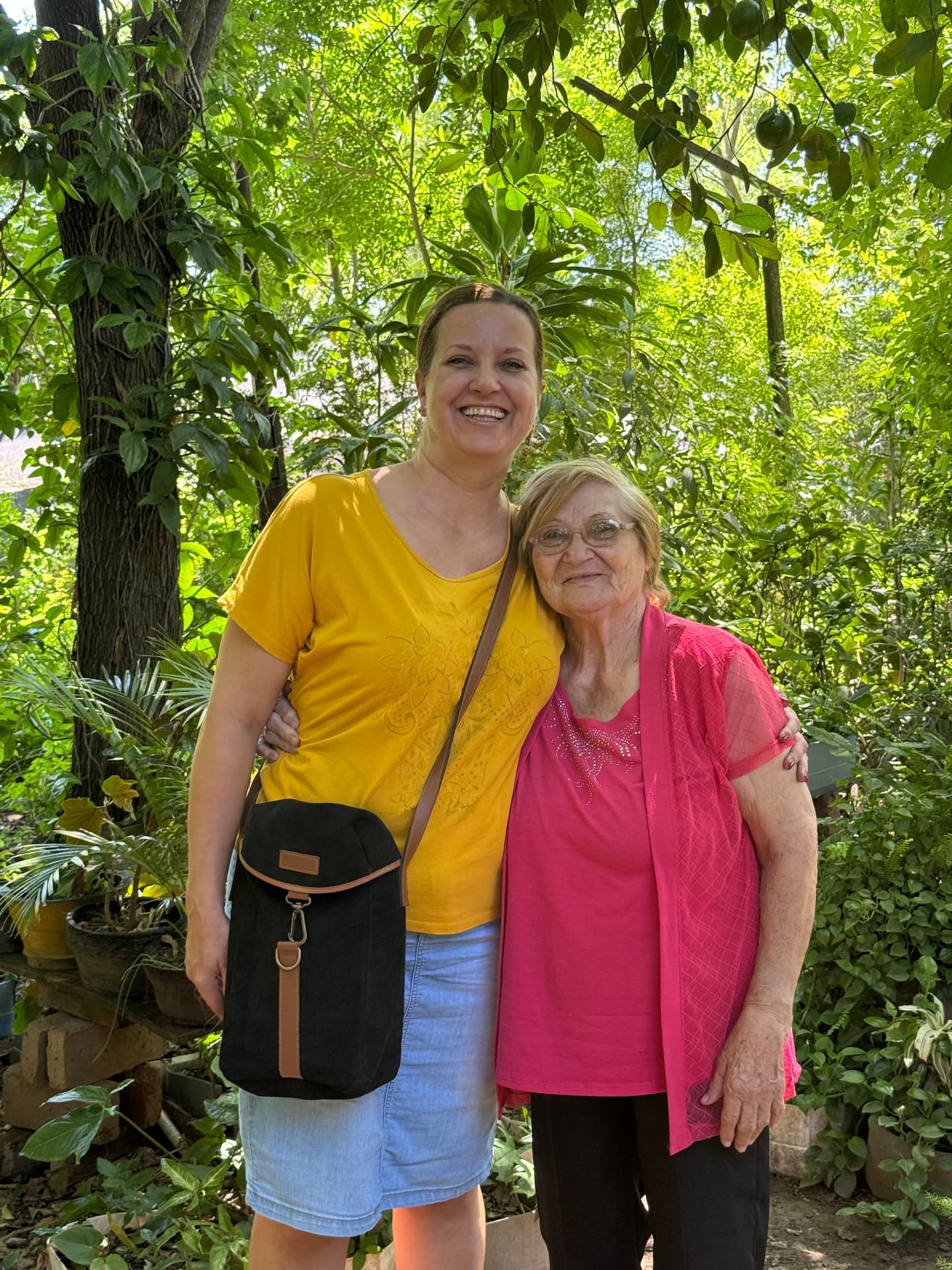 Katarína Slobodová Nováková with a member of the Slovak community in a garden in Argentina